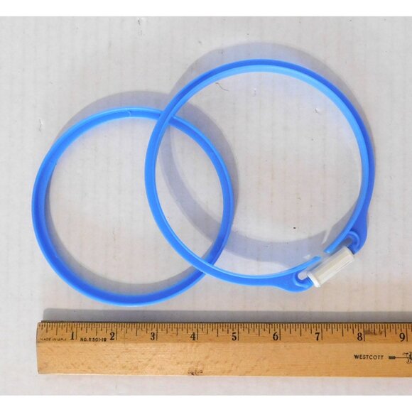 2 Embroidery Hoops Blue Plastic 8 Inch & 5 Inch Round Screw Closure  Needlework - Picture 2 of 5